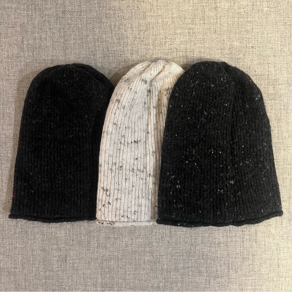 Set of 3 Madewell Donegal Kent Beanie in Coziest Yarn Gray Cream Red Speckle